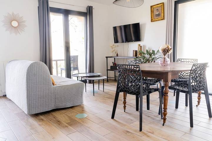 Gîte pour 4 personnes, avec jardin ainsi que terrasse et piscine, animaux acceptés à Sadirac