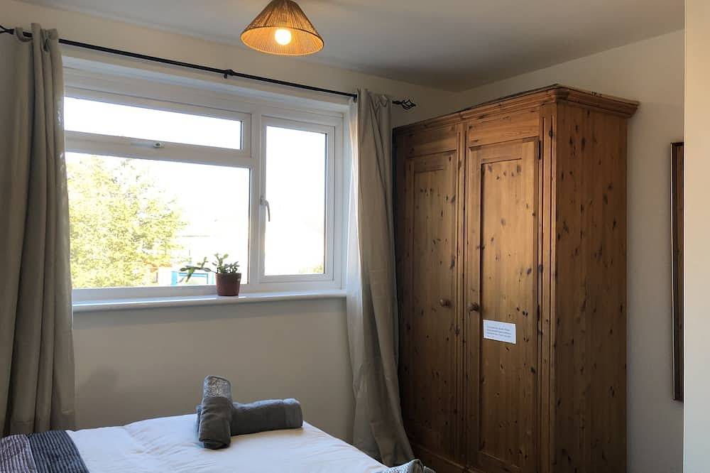 Comfy modern townhouse/w free parking & garden, newly refurbished, self catering in Cheltenham, Gloucestershire
