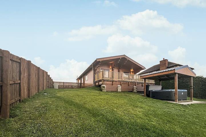 Log cabin for 6 people, with hot tub and garden in Falkirk