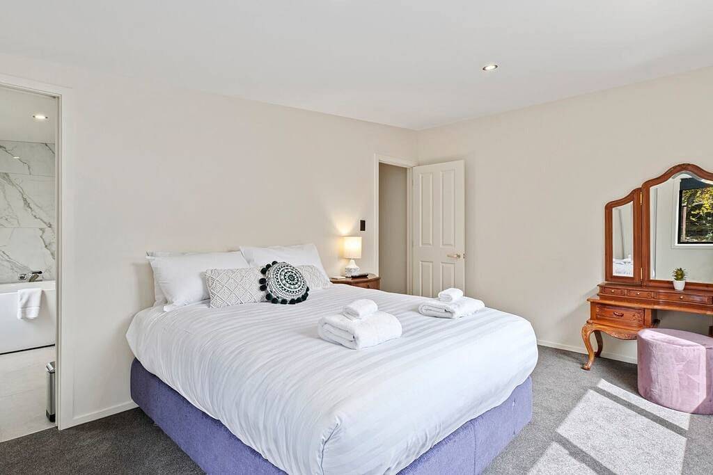 Brandneues Gebäude - in der Nähe der Stadt - 4 Schlafzimmer + 4 Badezimmer in Queenstown, Otago