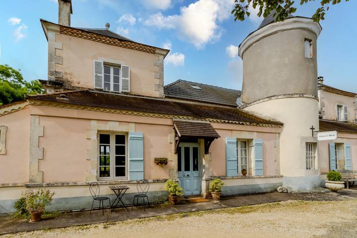 La Barge – Charming Apartment with Shared Pool in the Heart of the Castle in La Boissière-d'Ans, Périgord Blanc