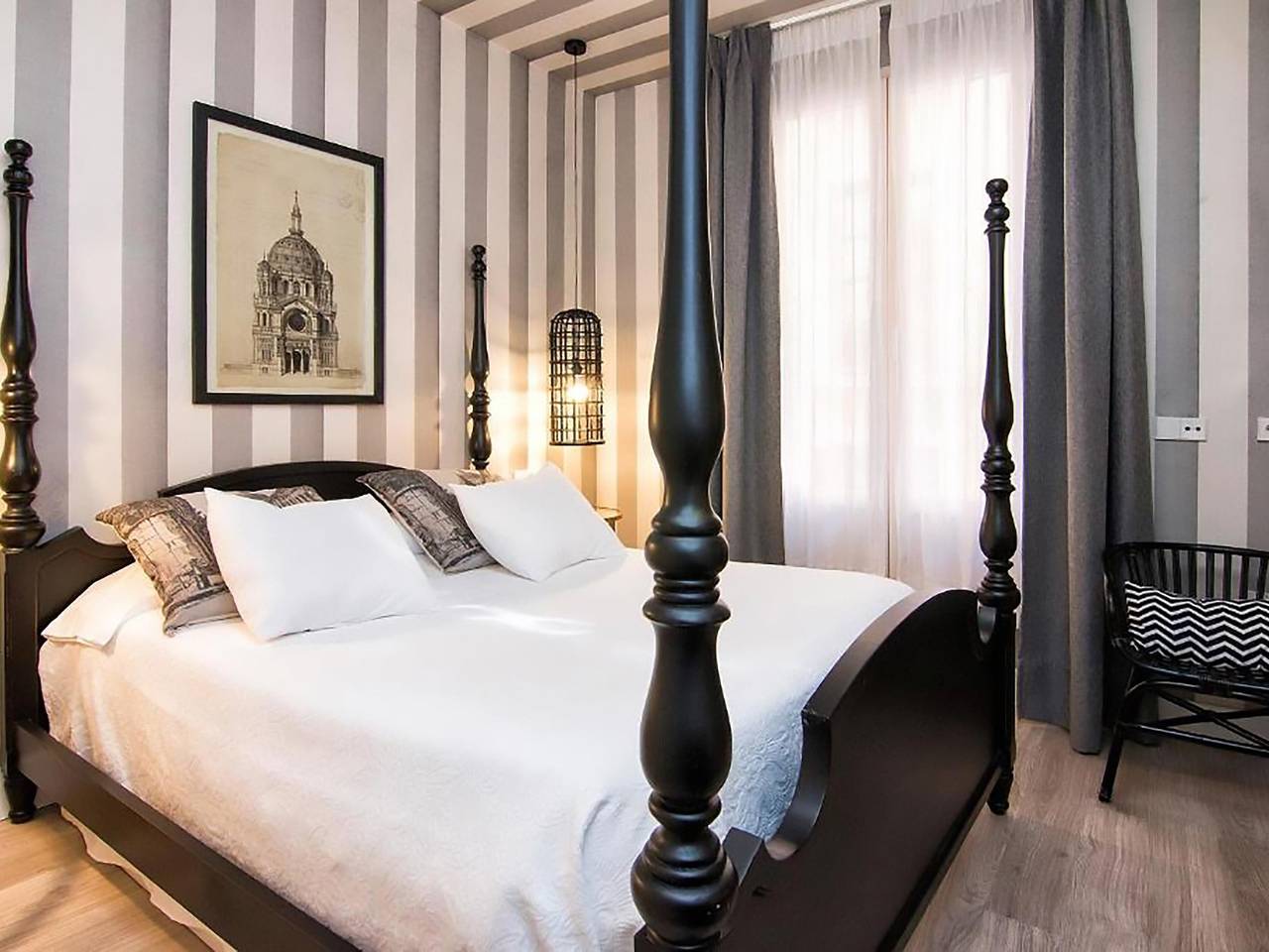 Entire vacation apartment, The Elegant Suite in Centro-Sagrario, Granada