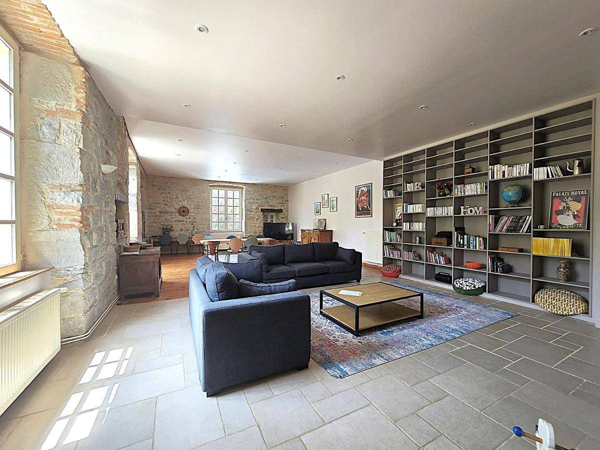 Magnifique villa en pierres au cœur de Saint Antonin Noble Val - Piscine et jardin privés -10 personnes in Saint-Antonin-Noble-Val, Tarn-et-Garonne