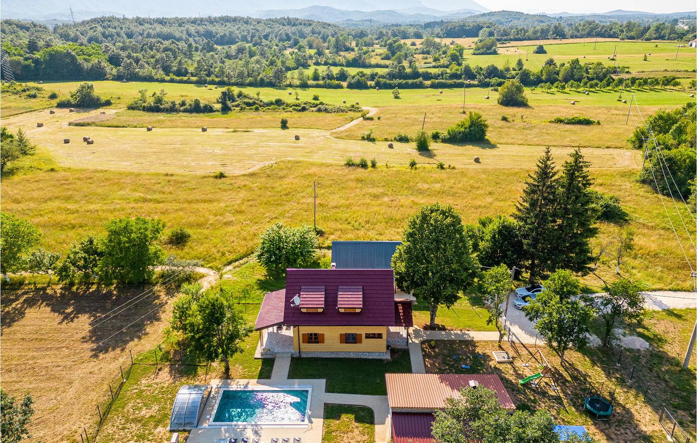 Charmante 120 m² große Wohnung mit Pool, Parkplatz und WLAN, 2 km vom Fluss entfernt in Lovinac, Naturpark Velebit