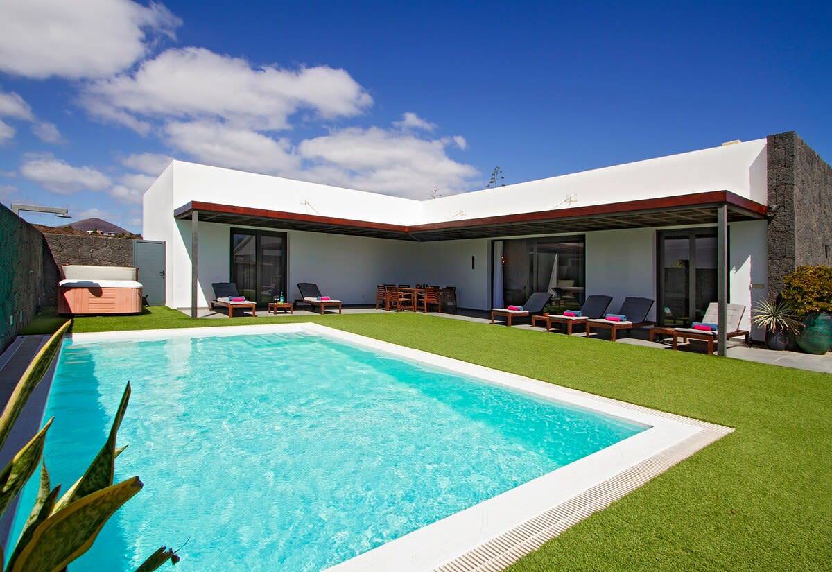 Villa Zanata with air conditioning and hot tub in Puerto del Carmen, Tías