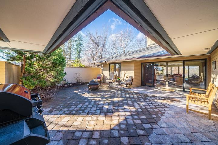 Vacation rental for 6 people, with yard and hot tub as well as pool in Lake Chelan