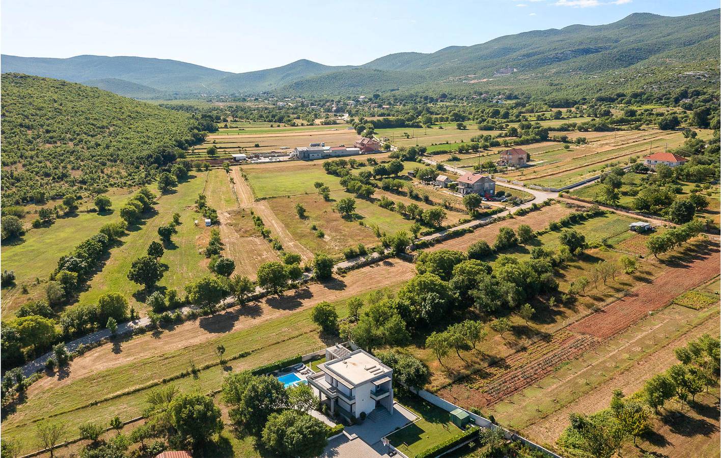 Geräumige 2-Zimmer-Wohnung mit Pool, WLAN, Küche und Parkplatz in Sinj, Dalmatinisches Zagora