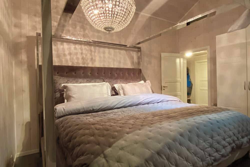 Aurora Paradise house with, Wifi, Ac, 98 inch Tv and private playground in Narvik