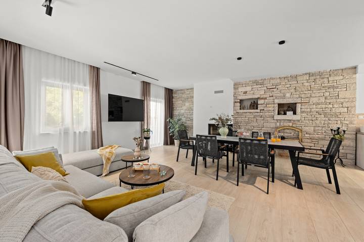 Ferienhaus für 6 Personen, mit Balkon und Terrasse sowie Garten und Pool in Belavici