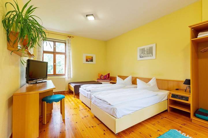 Dreibettzimmer  mit Etagenbad 1 - Jugendgästehaus in Cottbus, Lausitz