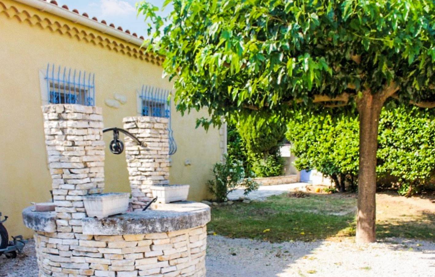 Charmante Wohnung mit Pool und Terrasse in Sénas – 900 m vom Stadtzentrum entfernt in Sénas, Arles und Umgebung