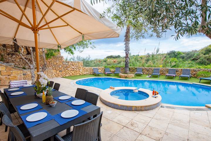 Ferienhaus für 13 Personen, mit Meerblick und Balkon sowie Pool auf Malta