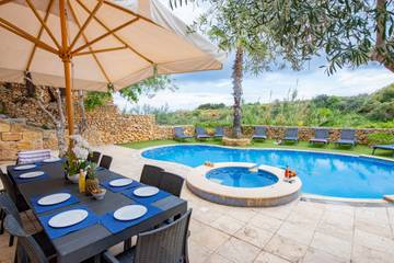 Villa für 13 Personen, mit Balkon und Meerblick sowie Pool, mit Haustier auf Malta