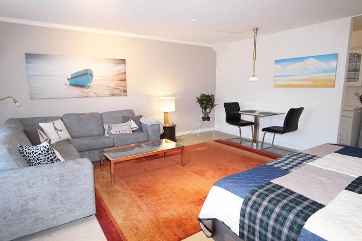 Ganze Wohnung, Großes Ein-Raum-Appartement im Erdgeschoss mit schönem Gartenstück in Wenningstedt, Sylt
