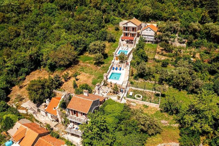 Holiday home for 6 people, with garden and balcony in Montenegro