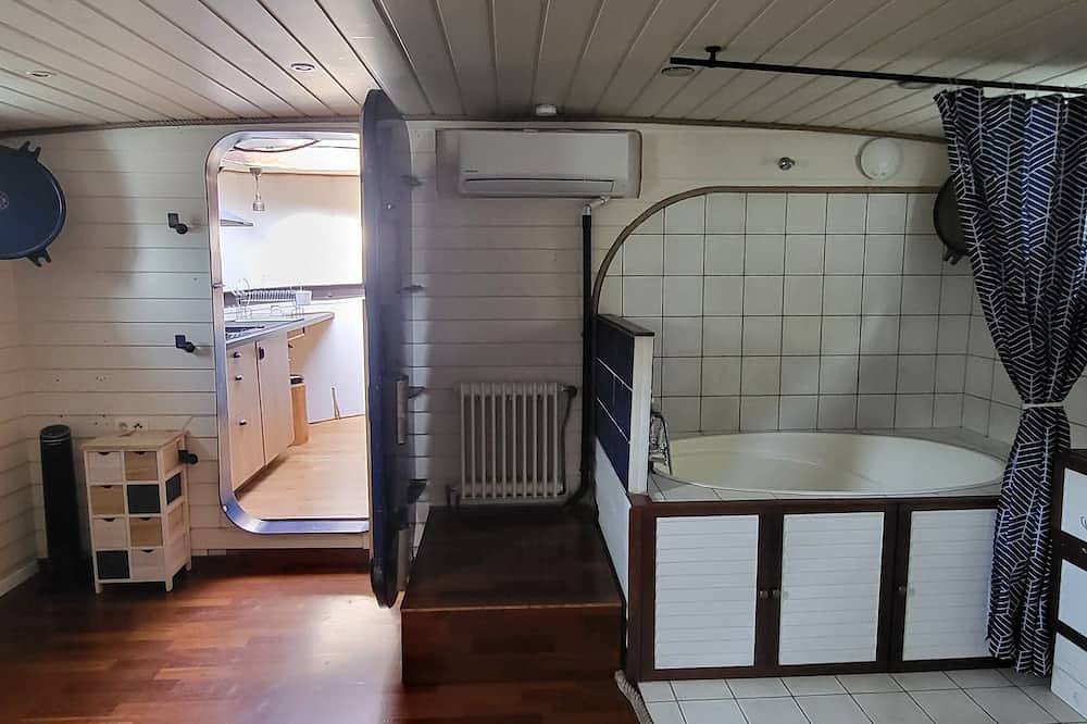 Atypical, peaceful houseboat in Confluence in Lyon, Rhône