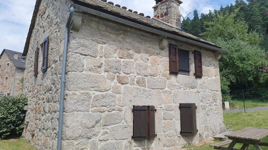 Location de vacances pour 4 personnes, avec jardin et vue, adapté aux familles à Saint-Alban-sur-Limagnole - 4