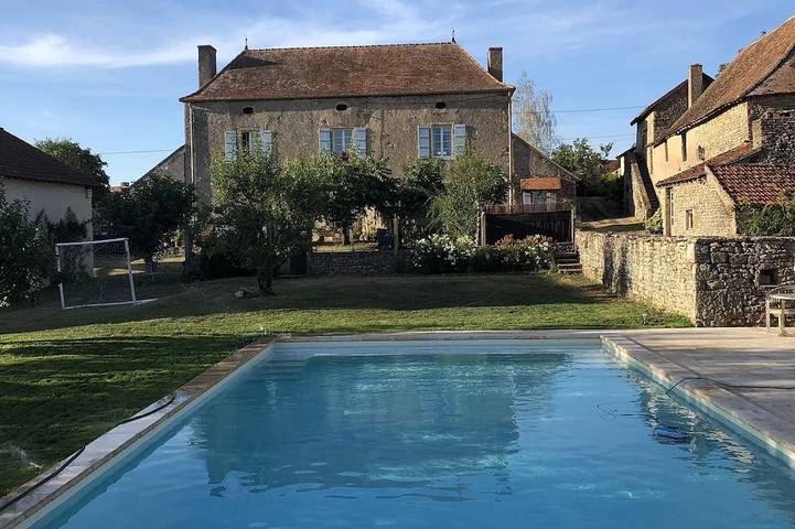 Location de vacances pour 6 personnes, avec jardin et piscine à Saint-Ythaire