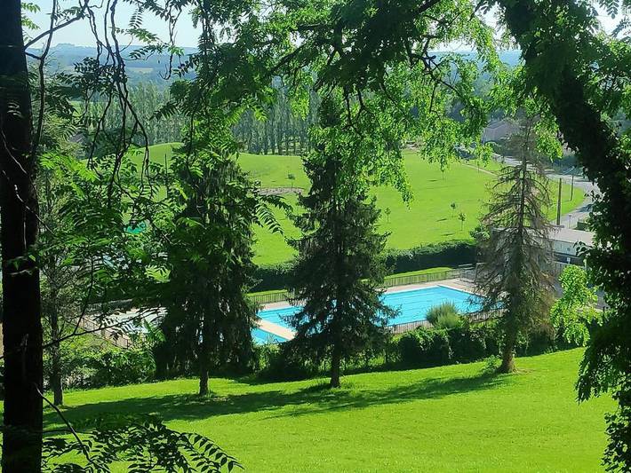Gîte pour 6 personnes, avec terrasse et vue ainsi que jardin et piscine à Castillonnès