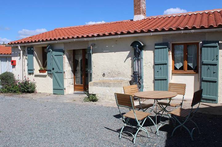 Gîte pour 4 personnes, avec jacuzzi et terrasse ainsi que piscine et jardin à Puyravault (Vendée)