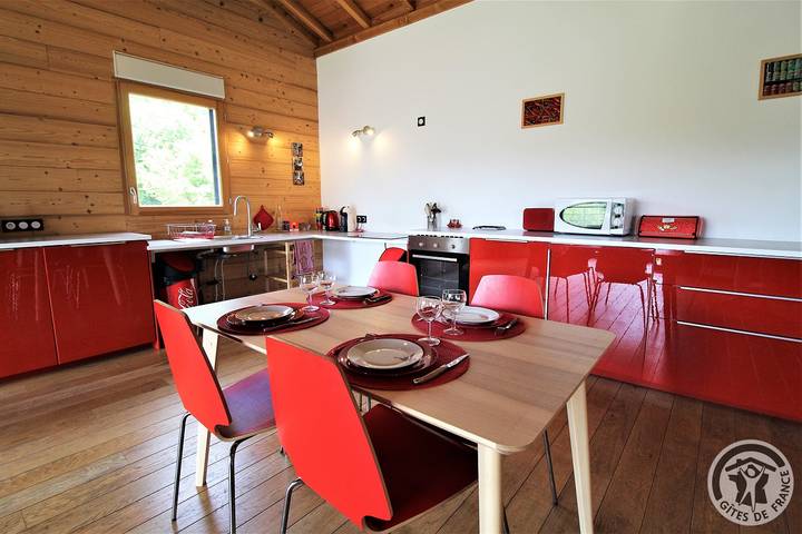 Gîte pour 4 personnes, avec jardin à Chambost-Longessaigne - 3