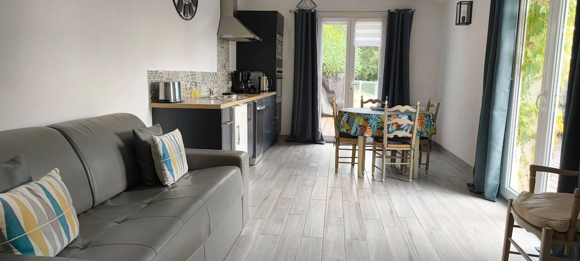 Beau T2 climatisé entre mer et montagne, piscine, jardin in Le Rouret, Région de Cannes