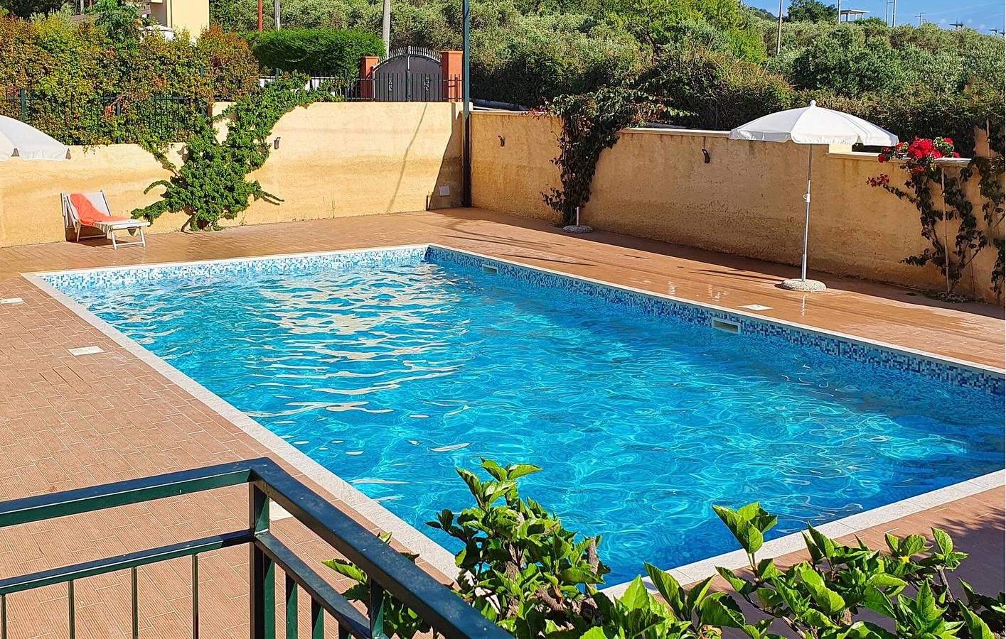 Appartement de vacances entier, Appartement confortable avec vue sur la mer, piscine et parking près de Santa Maria in Trotta, Province de Vibo Valentia