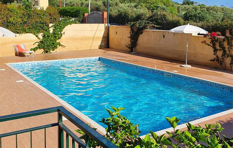 Appartement de vacances entier, Appartement confortable avec vue sur la mer, piscine et parking près de Santa Maria in Trotta, Ricadi (municipality)