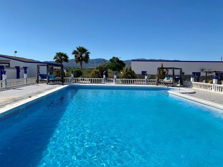 Alojamiento y desayuno para 4 personas, con piscina además de vistas y jardín - 1