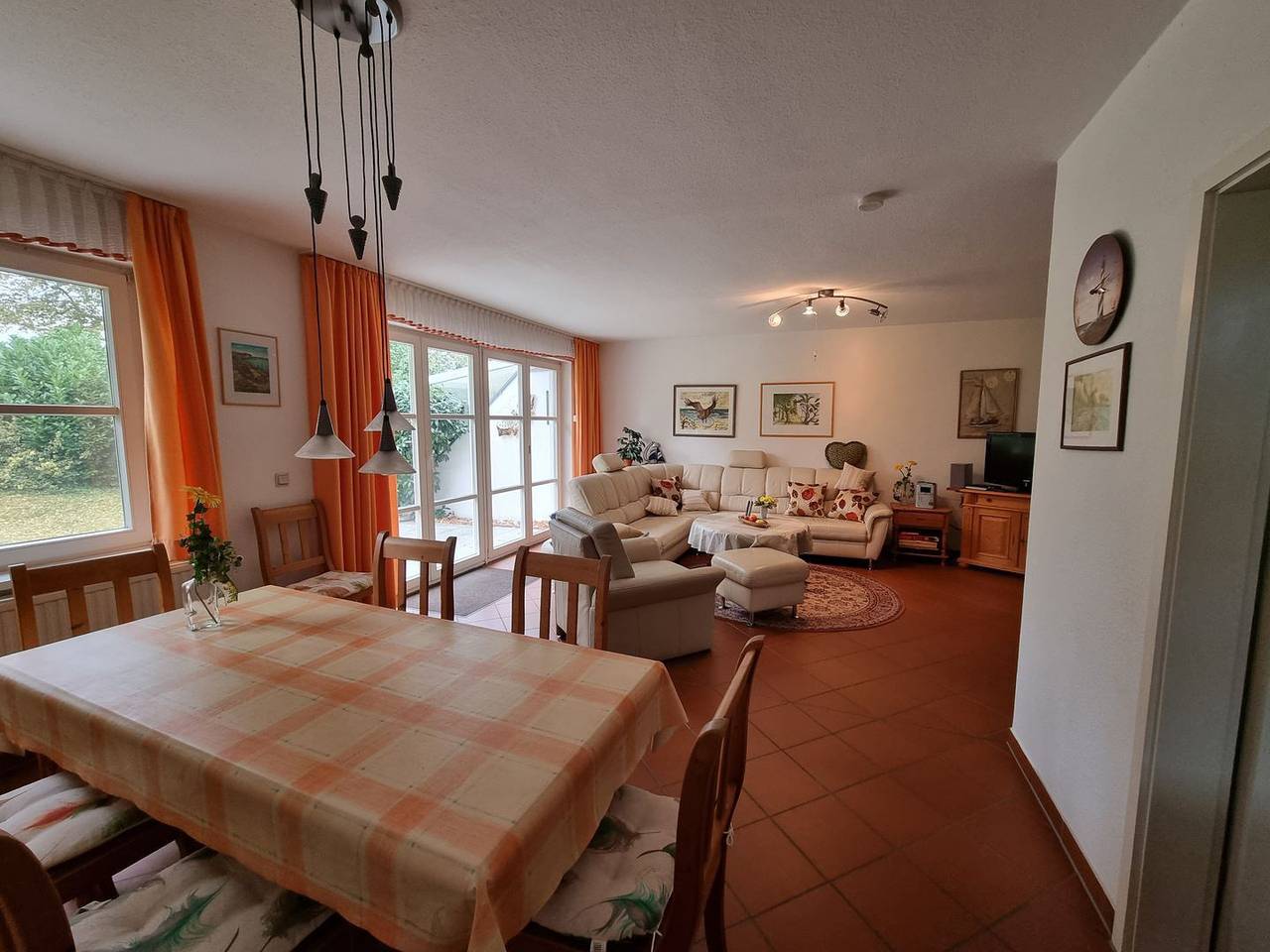 Das Ferienhaus an der Alleenstraße bietet Platz für 6 Erwachsene und 2 Kinder. in Péninsule de Zudar, Garz/Rügen