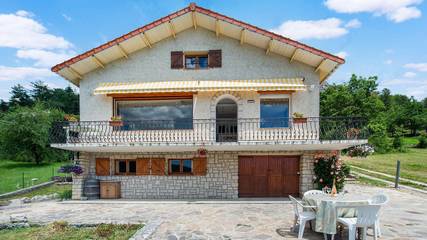 Gîte pour 4 personnes, avec vue sur le lac ainsi que terrasse et jardin, animaux acceptés dans Lac de Castillon