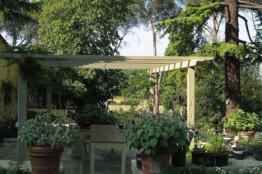 Former historical chapel in villa: pool, garden, parking space, fenced property in Florence, Province de Florence