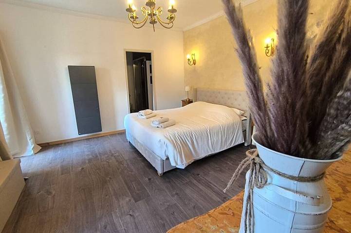 Location de vacances pour 16 personnes, avec terrasse ainsi que jacuzzi et jardin dans Montfroc - 3