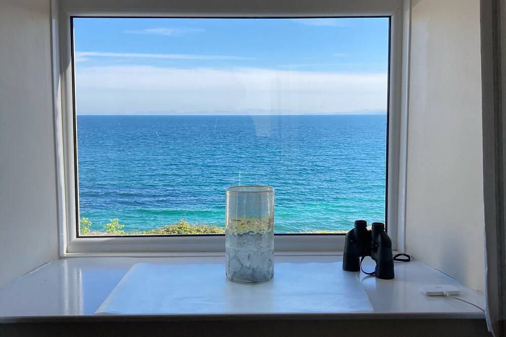 Entire apartment, Stunning Beach Front Apartment - Watch the dolphins over breakfast in New Quay, Cardigan Bay
