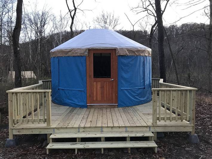 Hotel for 50 people, with yard in West Virginia