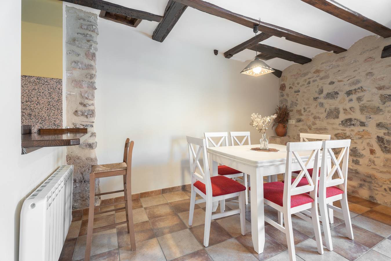 Apartamento entero, Apartamento 'Casa El Cojo 2a' con vistas a la montaña, balcón y Wi-Fi in Alcalá de la Selva, Provincia de Teruel