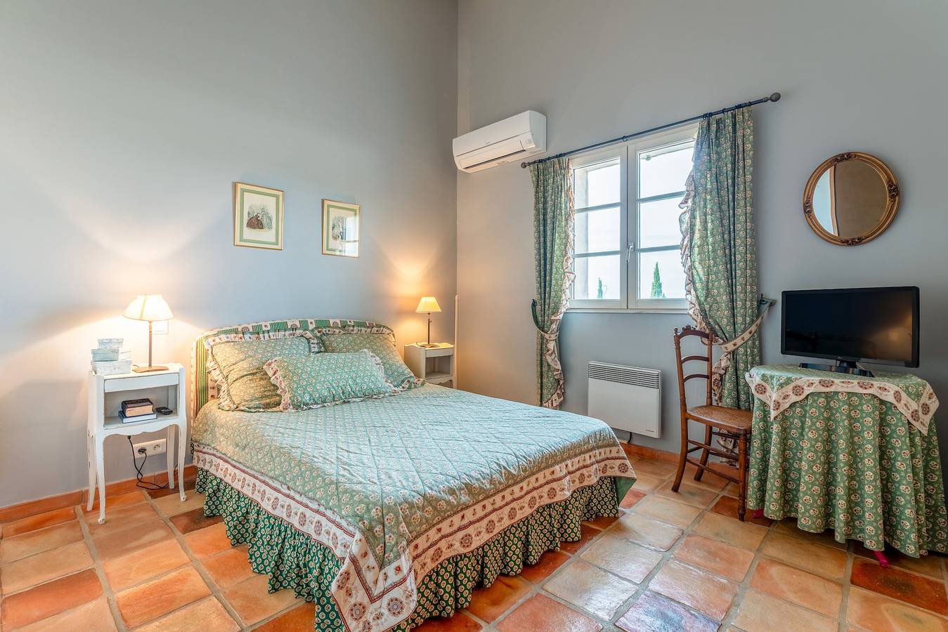 Chambre d’hôtes « Provence » avec terrasse partagée, jardin commun et Wi-Fi in Estézargues, Région de Nîmes