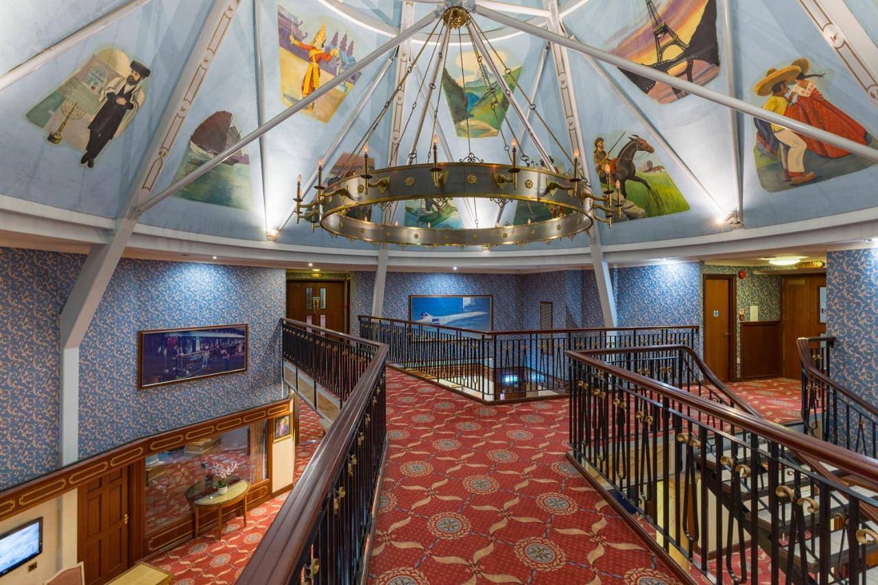 Lakeside International Hotel in Surrey