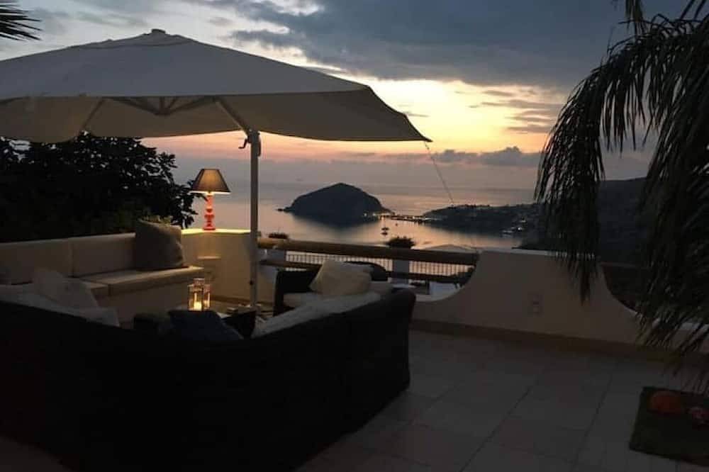 The Palm \"Villa Nunzia\" in Lido di Maronti, Barano d'Ischia
