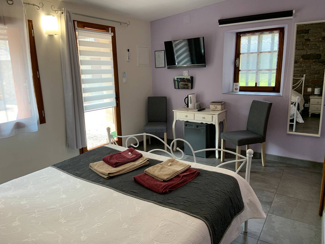 Room 'La Peireta' with Shared Pool, Wi-Fi and Air Conditioning in Saint-Alban-Auriolles, Ardèche