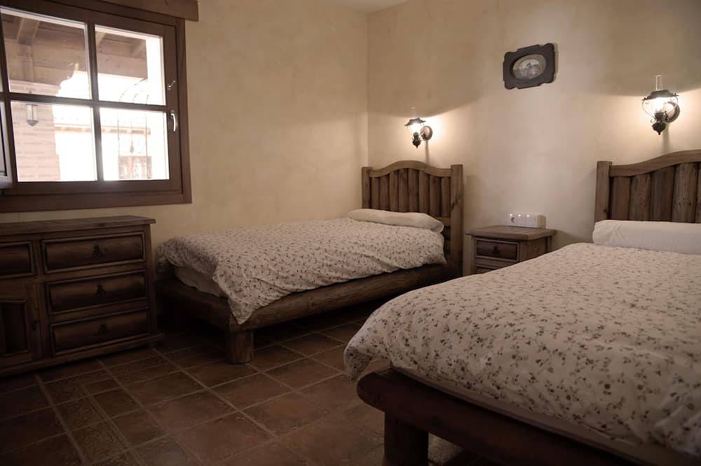 Large house for families up to 24 pax. 15 minutes from Salamanca. Barbecue, A/C and Wifi in Almenara de Tormes, Salamanca Province