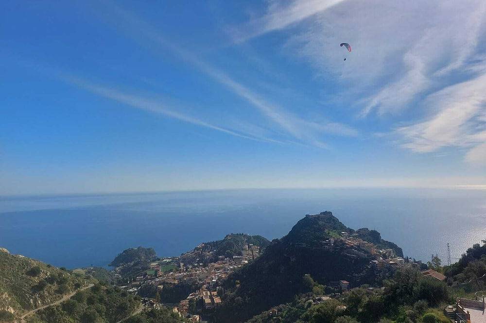 Appartamento intero, Casetta panoramica a 100 mt dalla piazza principale vista Taormina e Calabria in Castelmola, Provincia di Messina