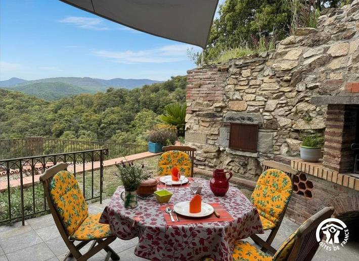 Location de vacances pour 2 personnes, avec piscine ainsi que sauna et terrasse, animaux acceptés à Montbolo