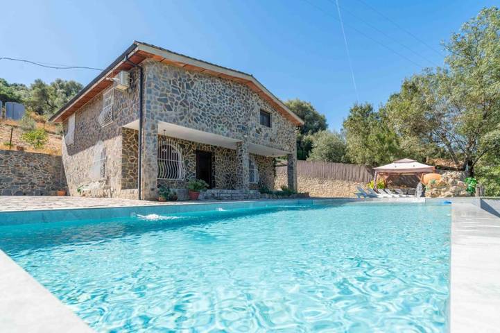 Apartamento para 12 personas, con Balcón y Terraza además de Jardín y Piscina en Ubrique