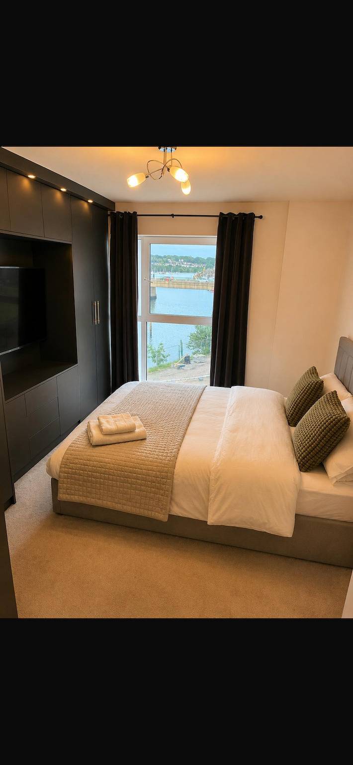 Entire holiday apartment, Southampton 2-Bed Apartment, Sleeps 4 with Balcony in Southampton, South East England
