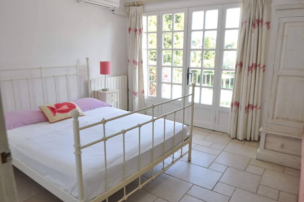 Grande villa proche plage, restaurants et commerces: 15 couchages avec grande piscine in Antibes, Côte méditerranéenne (France)