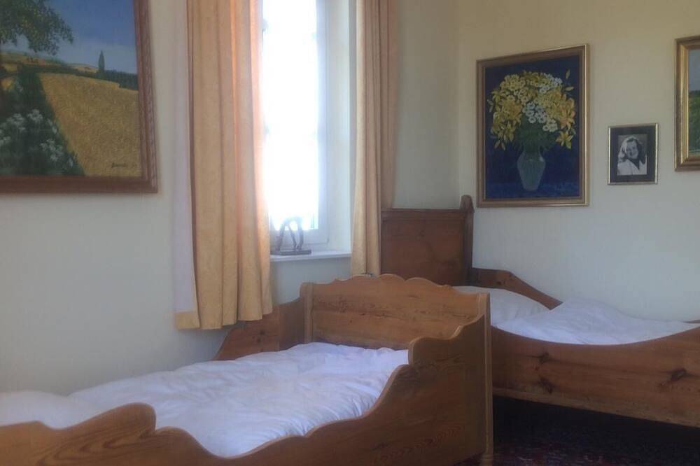 Loving, dreamy, old schoolhouse in vintage style - for a maximum of 10 people. in Wartmannsroth, Rhön-Bayern