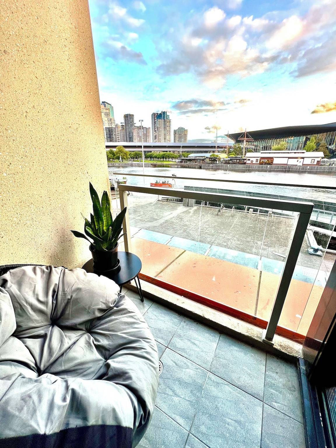 Ganze Wohnung, Luxuriöses Apartment mit Blick auf die Stadt und den Yarra River in Docklands, Melbourne