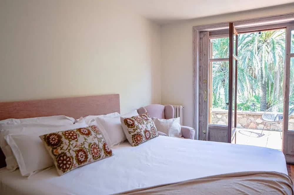 11 century castle - Ideal house for families with garden and swimming pool. in Urbanizacion Montcabrer, Cabrils