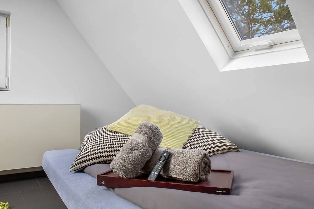 Entire apartment, 20 minutes to the city! Cozy attic studio apartment. in Nuremberg, Franconia